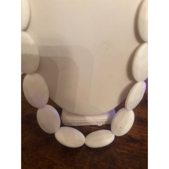 Vintage White Lucite Bead Necklace – Chunky Mod Retro w/ Hidden Clasp - Picture 4 of 15